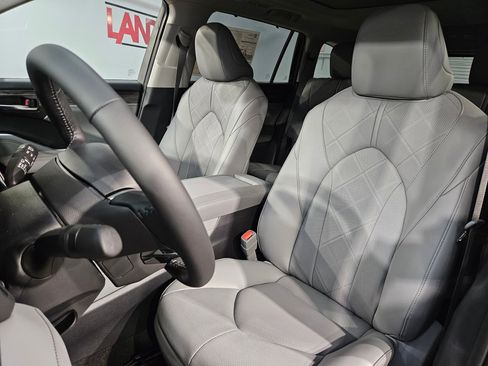 New 2026 Toyota Highlander Platinum AWD/4WD image 12