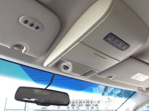 Used 2014 Chrysler Town & Country Touring FWD image 18