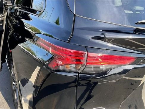 Used 2025 Toyota Sienna XSE image 30