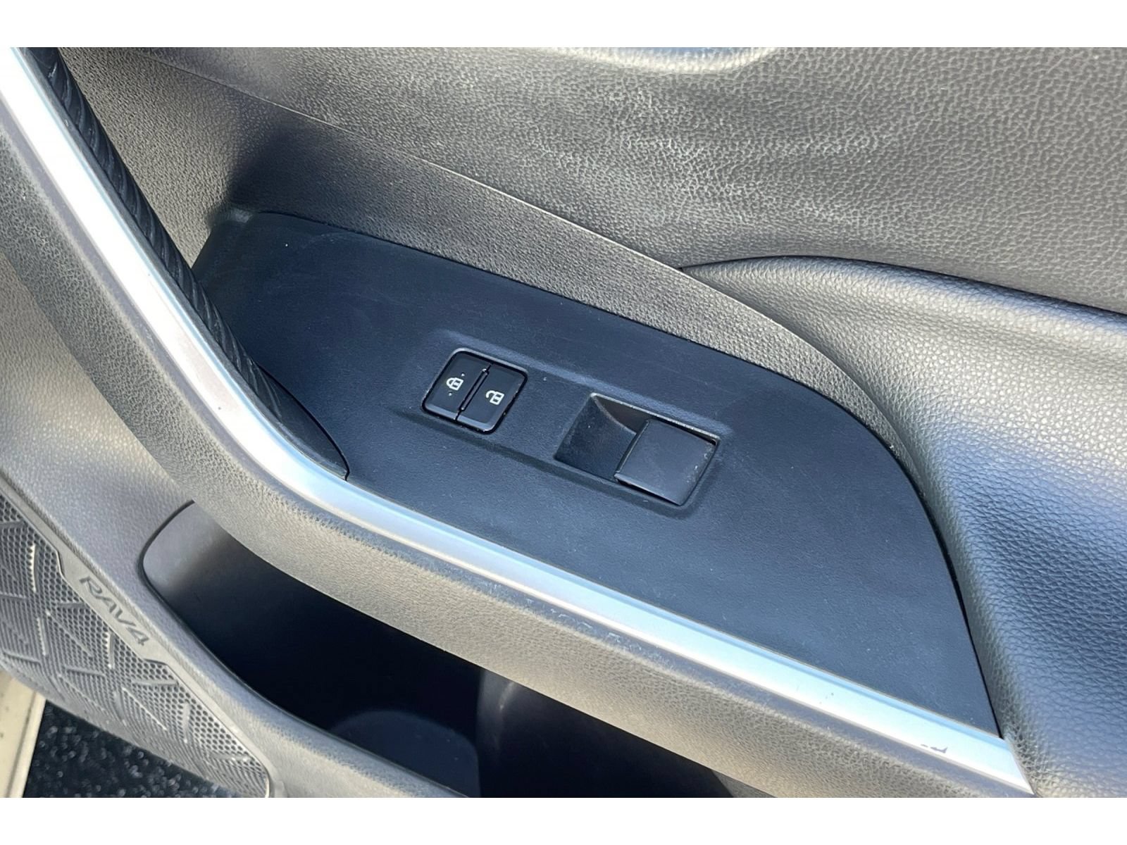 Used 2023 Toyota RAV4 LE AWD/4WD image 22