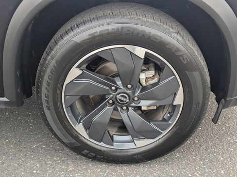 Certified 2025 Nissan Rogue SV image 10