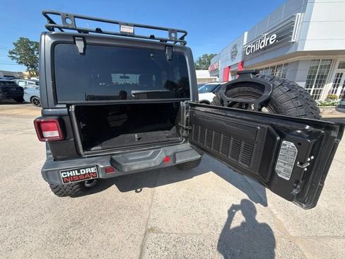 Used 2018 Jeep Wrangler Unlimited Sahara w/ Cold Weather Group AWD/4WD image 14
