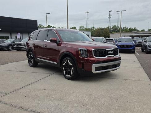 Certified 2023 Kia Telluride EX w/ EX Captain's Chair Package FWD image 2