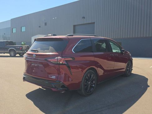Used 2022 Toyota Sienna XSE FWD image 3
