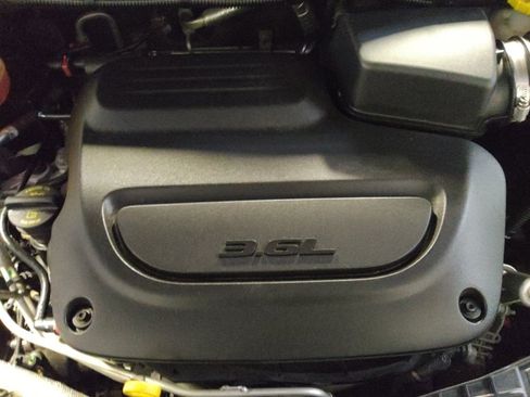 Used 2022 Chrysler Voyager LX FWD image 30
