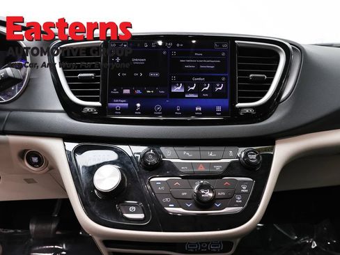 Used 2023 Chrysler Pacifica Touring-L FWD image 12