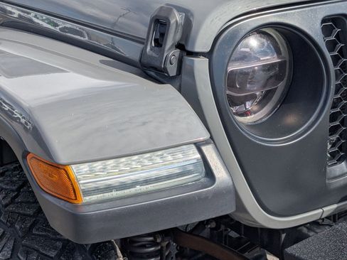 Used 2020 Jeep Gladiator Overland image 11