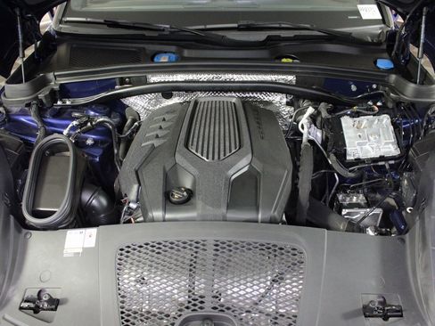 Used 2022 Porsche Macan w/ Premium Package Plus image 44