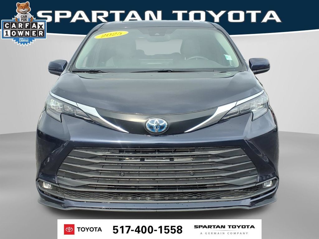 Used 2025 Toyota Sienna XLE FWD image 3