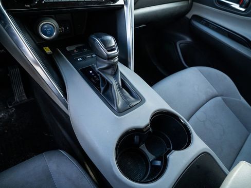 Used 2022 Toyota Venza LE image 23