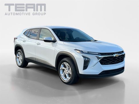 Used 2024 Chevrolet Trax LS w/ LS Convenience Package image 1