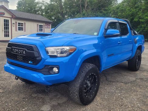 Used 2020 Toyota Tacoma TRD Sport w/ Technology Package AWD/4WD image 4