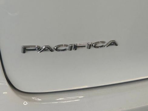Used 2024 Chrysler Pacifica Touring-L image 20