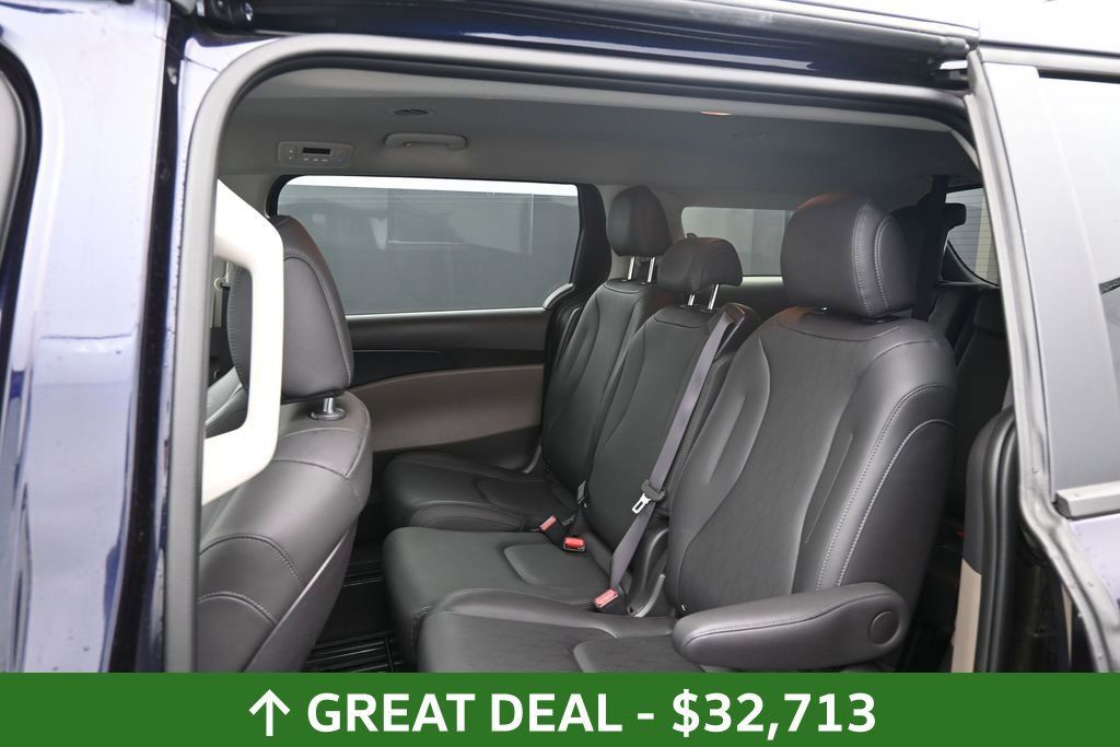Used 2026 Kia Carnival FWD image 26