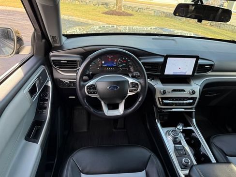 Used 2022 Ford Explorer XLT w/ Equipment Group 202A image 6