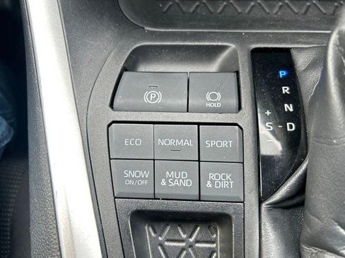 Used 2022 Toyota RAV4 LE image 32