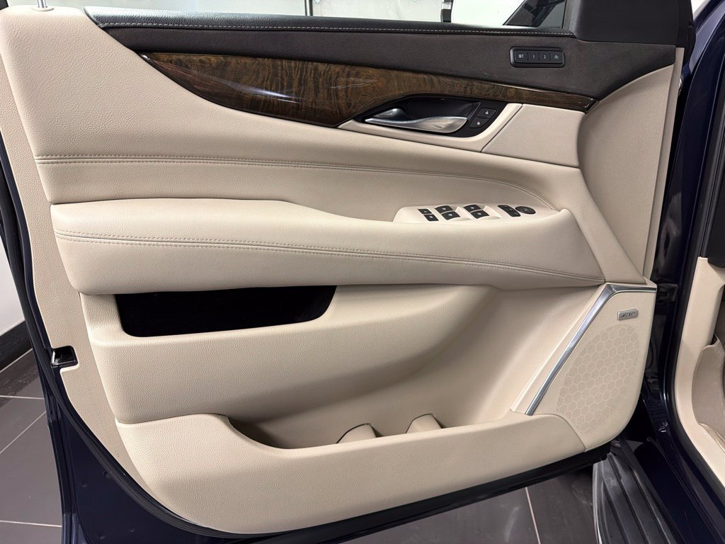 Used 2018 Cadillac Escalade Premium Luxury AWD/4WD image 28