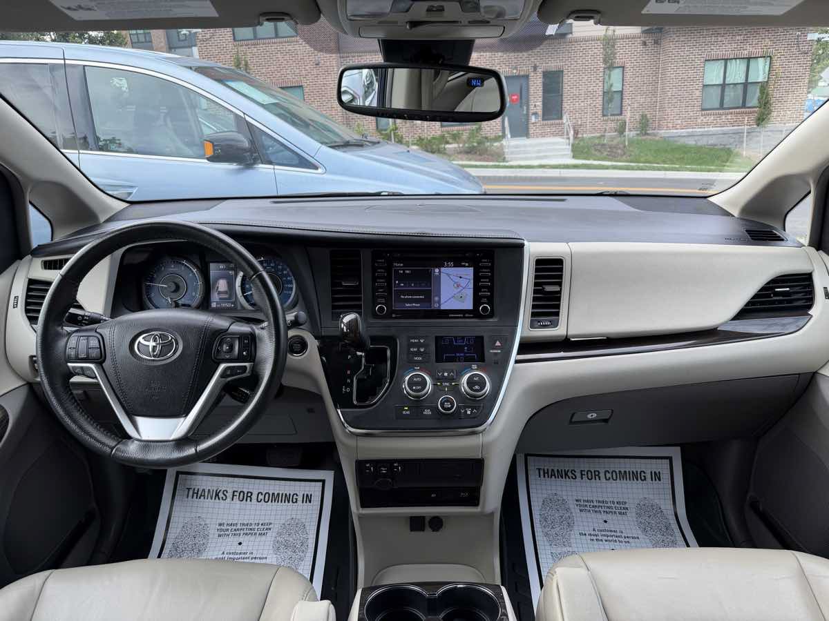 Used 2018 Toyota Sienna XLE Premium FWD image 13