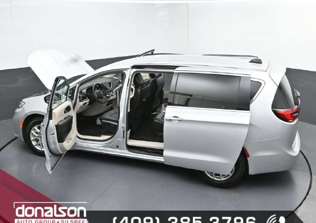 Used 2024 Chrysler Pacifica Touring-L FWD image 27