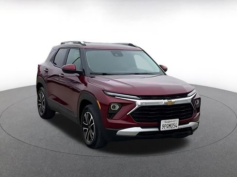 Used 2025 Chevrolet TrailBlazer LT image 3