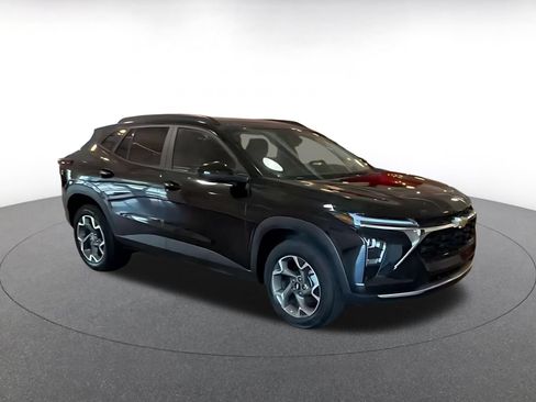 Used 2025 Chevrolet Trax LT w/ LT Convenience Package FWD image 2