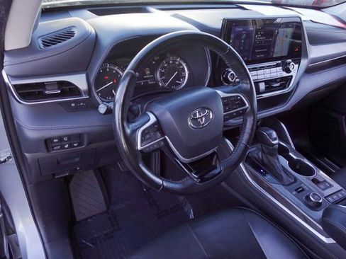 Certified 2022 Toyota Highlander Platinum image 11