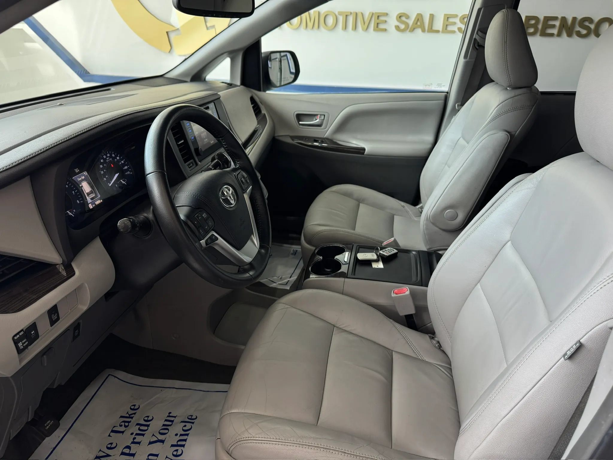 Used 2016 Toyota Sienna XLE FWD image 23
