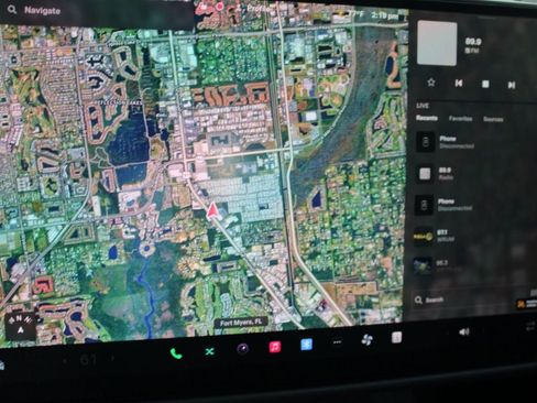 Used 2022 Tesla Model S AWD image 24