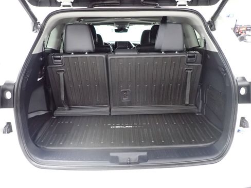 Used 2020 Toyota Highlander XLE image 22