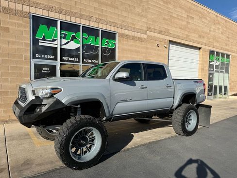 Used 2019 Toyota Tacoma TRD Sport image 2