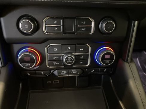 Used 2022 Chevrolet Tahoe Z71 w/ Luxury Package AWD/4WD image 30