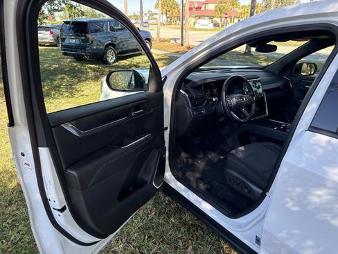 Used 2025 GMC Acadia Elevation image 19