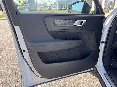 Used 2025 Volvo XC40 B5 Plus AWD/4WD image 29
