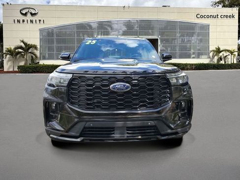 Used 2025 Ford Explorer ST-Line w/ ST-Line Street Pack image 2