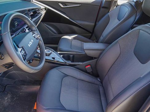 Certified 2025 Kia Niro EX image 10
