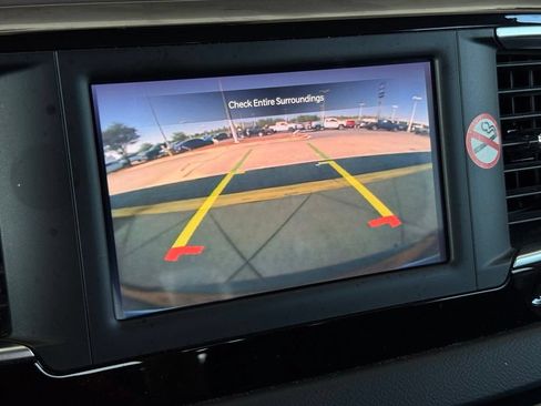 Used 2023 Chrysler Voyager LX FWD image 4