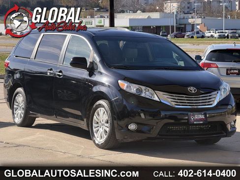 Used 2015 Toyota Sienna XLE image 1