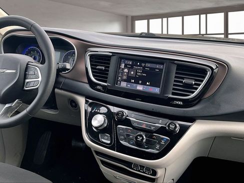 Used 2023 Chrysler Voyager LX image 7
