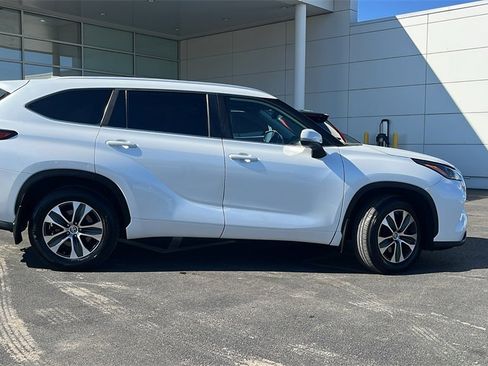 Used 2023 Toyota Highlander XLE image 3