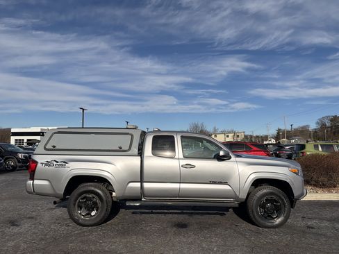 Used 2020 Toyota Tacoma SR image 4
