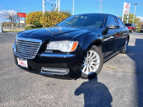 Used 2013 Chrysler 300 image 1