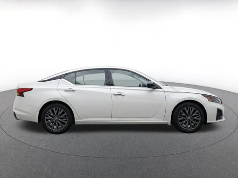 Used 2025 Nissan Altima 2.5 SV FWD image 10