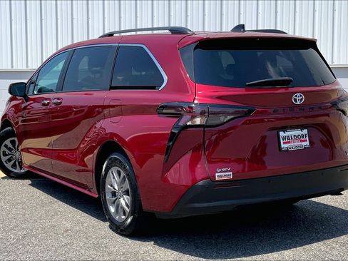 Used 2025 Toyota Sienna XLE FWD image 15