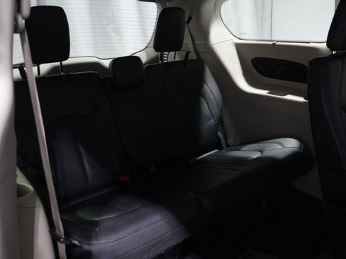 Used 2017 Chrysler Pacifica Touring-L image 20