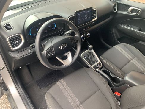 Used 2025 Hyundai Venue SEL FWD image 13