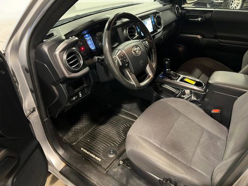Used 2016 Toyota Tacoma TRD Off-Road image 10