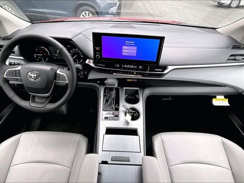 Certified 2026 Toyota Sienna XLE image 16