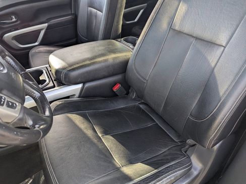 Used 2020 Nissan Titan SL w/ Moonroof Package image 17