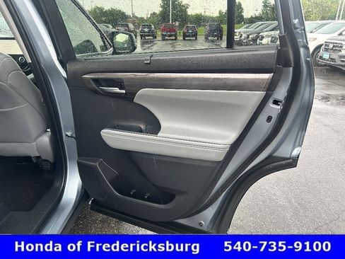Used 2024 Toyota Highlander Limited AWD/4WD image 13