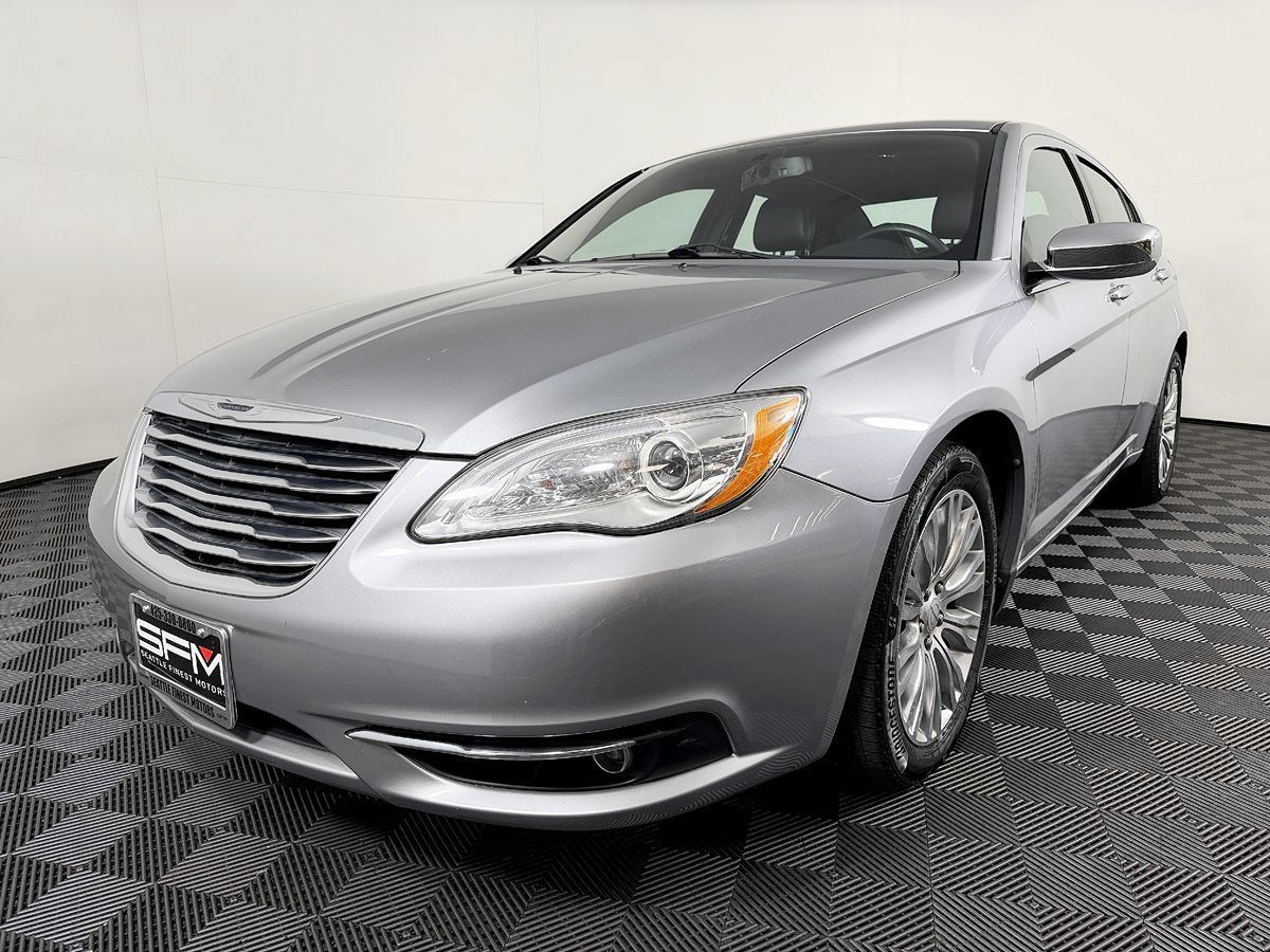 Used 2013 Chrysler 200 Limited FWD image 3